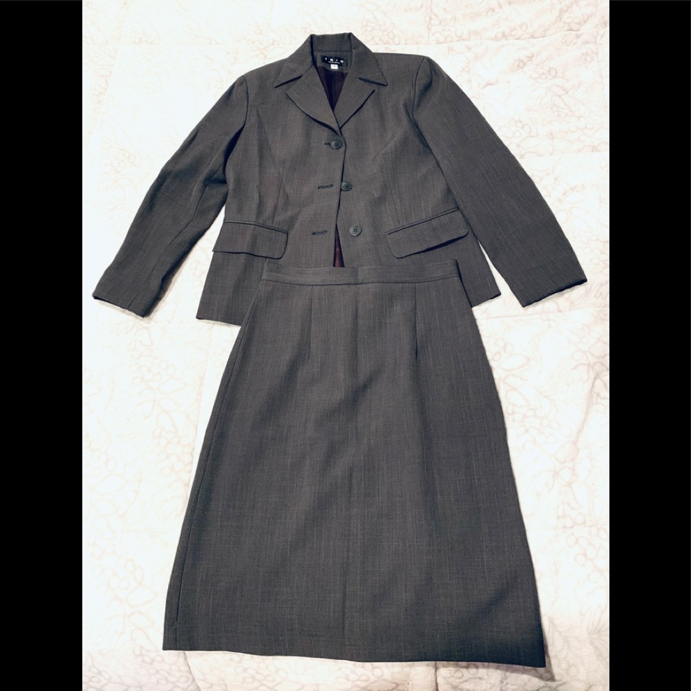 Trio New York skirt suit
